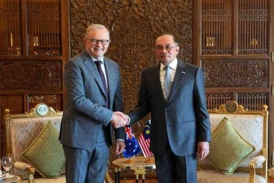 Perdana Menteri Datuk Seri Anwar Ibrahim (kanan) hari ini mengadakan pertemuan empat mata dengan rakan sejawatnya dari Australia Anthony Albanese, dengan menumpukan kepada usaha memperkukuh hubungan dua hala serta menangani cabaran keselamatan tenaga yang semakin meningkat pada ketika ketegangan geopolitik yang berterusan di Asia Barat. - Foto Bernama 