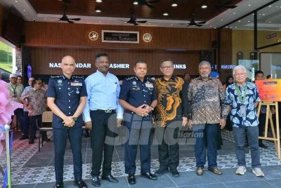 Mohd Sazili (tiga dari kanan), Ayob Khan (empat dari kanan), Hussamuddin (kanan) dan Hakimsa (dua dari kanan) bergambar semasa Perasmian Pembukaan Hakim Cafe di Pusat Sukan UiTM Shah Alam di sini pada Khamis. - FOTO SINAR HARIAN/ASRIL ASWANDI SHUKOR.