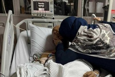 Gambar terkini keadaan Ustaz Kazim yang dikongsi di Facebook rasmi penceramah bebas itu pada Khamis.