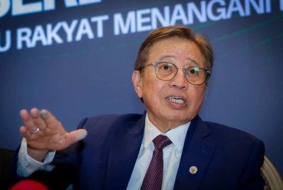 Abang Johari pada sidang media mengenai pemberian khas Sumbangan Keperluan Asas Sarawak (SKAS) di pejabatnya di Kompleks Satria Pertiwi di Petra Jaya pada Khamis. Foto Bernama