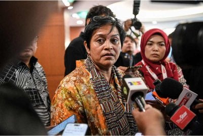 Azalina bercakap kepada pemberita ketika ditemui di bangunan Parlimen, Kuala Lumpur pada Khamis. - FOTO: Bernama