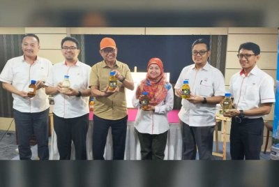 Ahmad Shabery (tiga dari kiri) menunjukkan produk B100 yang dihasilkan di Kilang FGV Biotechnologies Sdn Bhd.