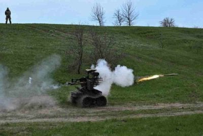 Pelancar grenad RPG-7 dipasang pada kenderaan darat tanpa pemandu semasa sesi ujian di Kiev pada minggu lalu.