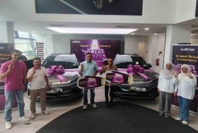 Selamat (tiga dari kanan) dan Muhamad Norimin (tiga dari kiri) bersama wakil pihak pengurusan bergambar bersama selepas majlis peyampaian hadiah pada Khamis.