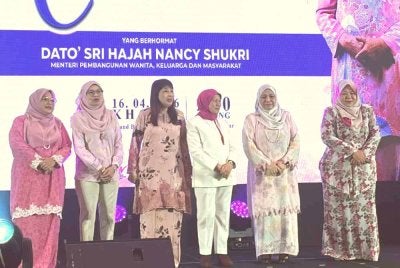 Nancy (tiga dari kanan) dan Hui Ying (tiga dari kiri) bergambar bersama tetamu kenamaan sebaik selesai perasmian Program KasihnITa di ibu kota Khamis.