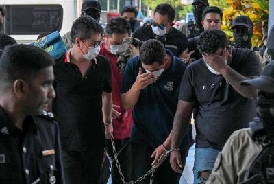 Enam lelaki termasuk seorang pegawai polis berpangkat Deputi Superintenden (DSP) dihadapkan ke Mahkamah Sesyen di sini hari ini, atas pertuduhan mengacukan pistol dan melakukan rompakan berkumpulan di kawasan perumahan di sekitar Kepong, awal bulan ini. Foto Bernama
