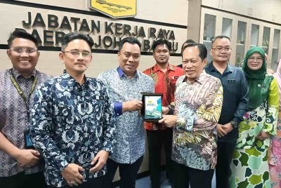Ahmad (tiga dari kanan) meninjau penyelenggaraan infrastruktur dan projek pembangunan di daerah Johor Bahru bersama Timbalan Menteri Kerja Raya di Dewan Mohd Said, Pejabat JKR Johor Bahru pada Khamis.