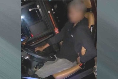 Suspek yang didakwa memandu dalam keadaan santai kerana memandu menggunakan sebelah. 