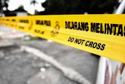 Kejadian kira-kira jam 9.30 pagi itu melibatkan seorang pekerja tempatan dan tiga warga asing. Gambar hiasan