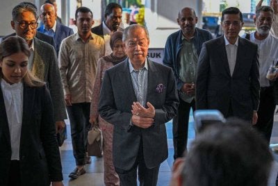 Bekas Perdana Menteri, Tan Sri Muhyiddin Yassin, hadir bagi pendengaran kes pertuduhan penyalahgunaan kedudukan melibatkan suapan berjumlah RM232.5 juta serta menerima RM200 juta hasil aktiviti haram di Mahkamah Kuala Lumpur, hari ini. Foto Bernama 