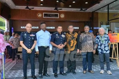 Hakimsa (dua dari kanan) bersama Mohd Sazili (empat dari kiri), Ayob Khan (tiga dari kiri) dan Hussamuddin (kanan) semasa Majlis Perasmian Pembukaan Hakim Cafe di Pusat Sukan UiTM Shah Alam pada Khamis. Foto: Asril Aswandi Shukor 