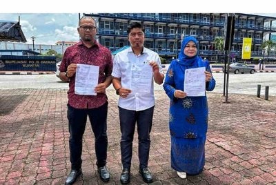 Hasrul Hafizan (kiri) dan Mustaqim (tengah) dan Safariah(kanan) membuat laporan polis terhadap Salman di Ibu Pejabat Polis Daerah (IPD) Kuantan pada Khamis.