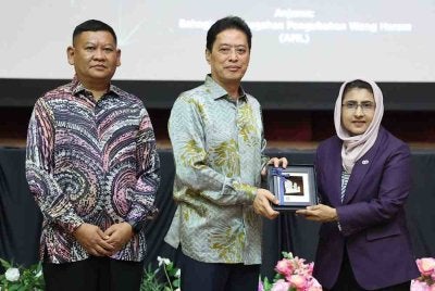 Azam Baki ketika Program CONG Bersama Ketua Pesuruhjaya SPRM Tahun 2026 di Kompleks Kejiranan Presint 16, di sini pada Khamis.