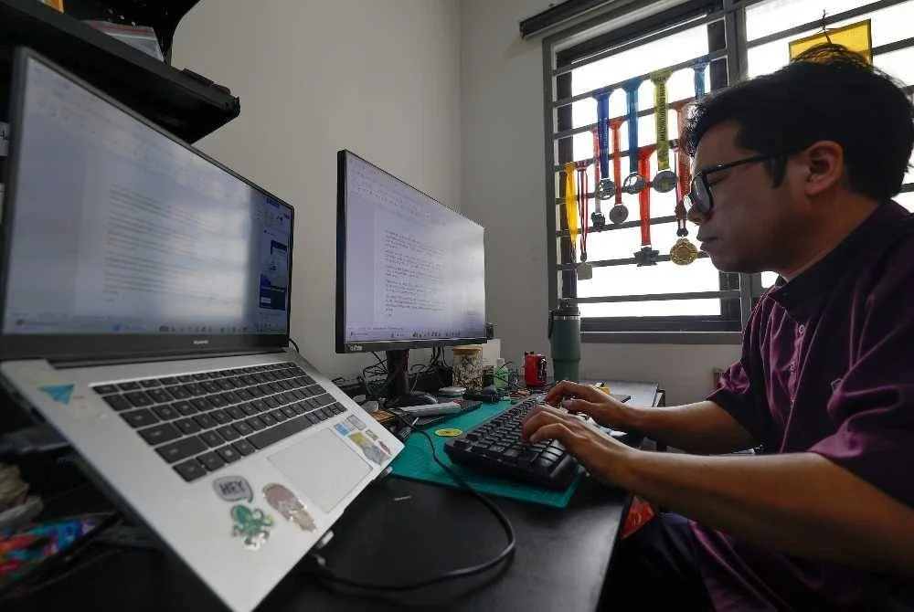 Kakitangan Kementerian Komunikasi melakukan tugas secara dalam talian dari rumah selaras dengan pelaksanaan BDR. - Gambar hiasan Foto fail Bernama