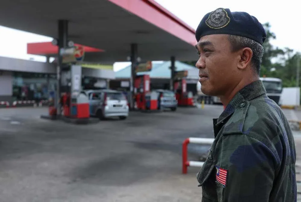 Seorang anggota PGA melakukan pemantauan di Stesen Minyak di Rantau Panjang pada Khamis. - Foto Bernama