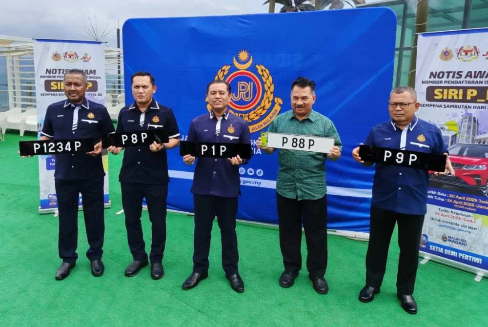 Aedy (tengah) menunjukkan nombor pendaftaran istimewa siri eksklusif P-P pada sidang akhbar pada Jumaat.