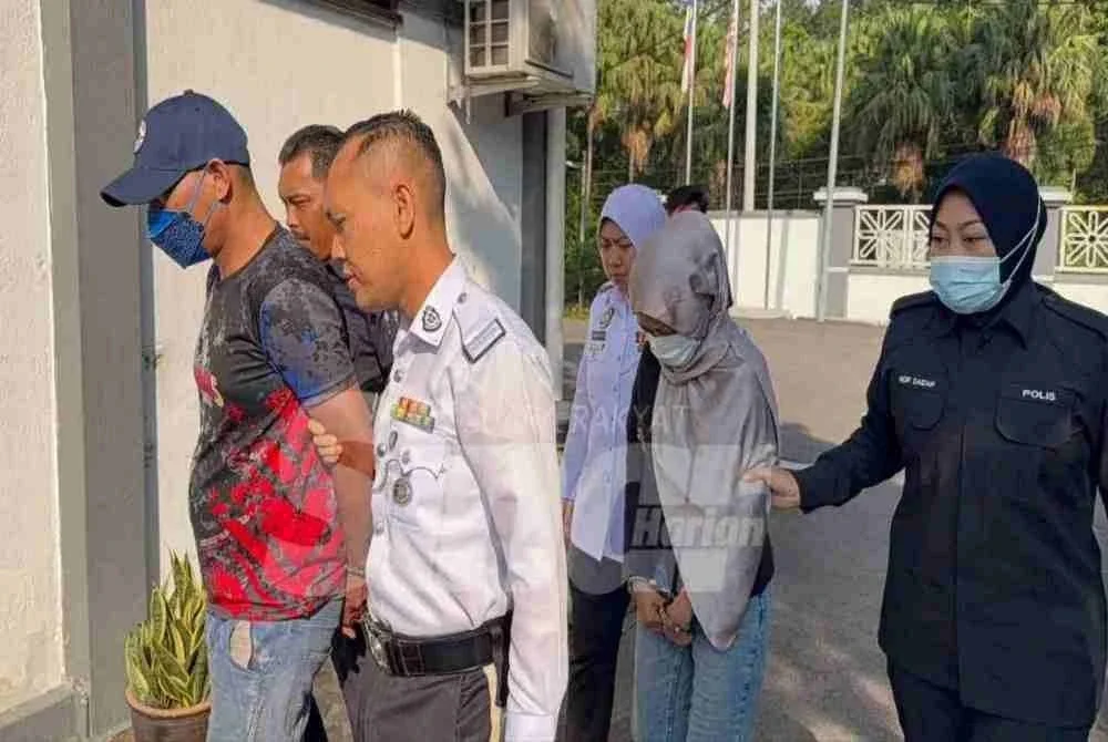 Nur Adila Najwa (dua dari kanan) diiringi anggota polis selepas dihadapkan ke Mahkamah Majistret Jasin, pada Jumaat. 