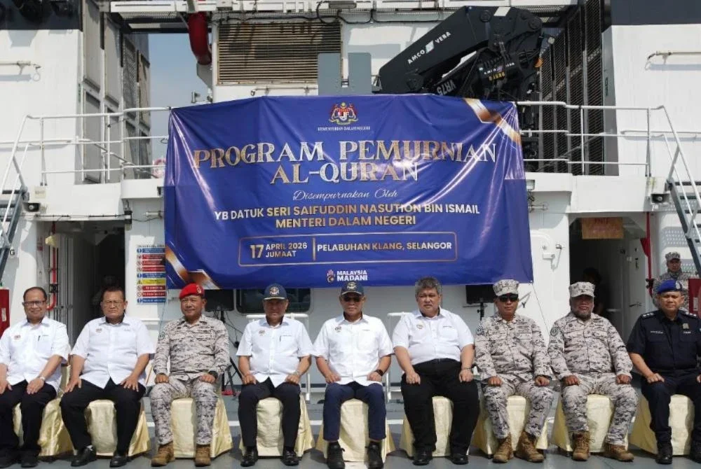 Saifuddin (tengah) ketika Program Pemurnian Al-Quran Kementerian Dalam Negeri di perairan sekitar Pelabuhan Klang pada Jumaat.