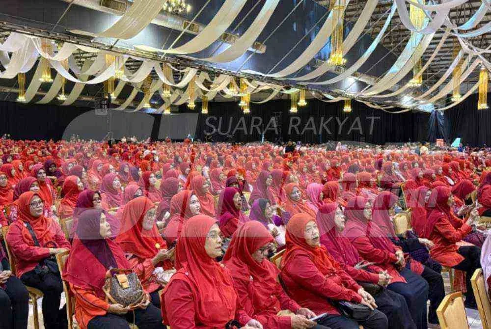 Antara perwakilan cawangan Melaka yang menghadiri Mesyuarat Berkelompok Cawangan UMNO seluruh Melaka di MITC, Ayer Keroh pada Jumaat.