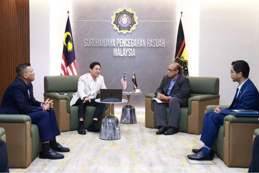 Azam (dua dari kiri) ketika majlis kunjungan hormat Amerrudin di Ibu Pejabat SPRM Putrajaya pada Rabu lalu. Foto: SPRM