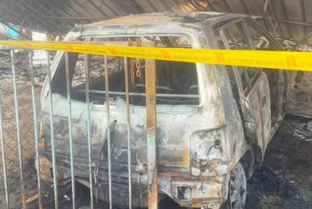 Kereta milik Sarina yang diparkir di hadapan rumah musnah sepenuhnya. Foto ihsan Sarina