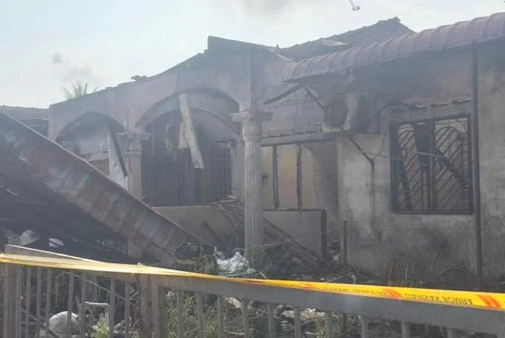 Keadaan rumah yang didiami Sarina bersama anak, ibu dan adik musnah dalam kebakaran awal pagi Jumaat. Foto ihsan Sarina