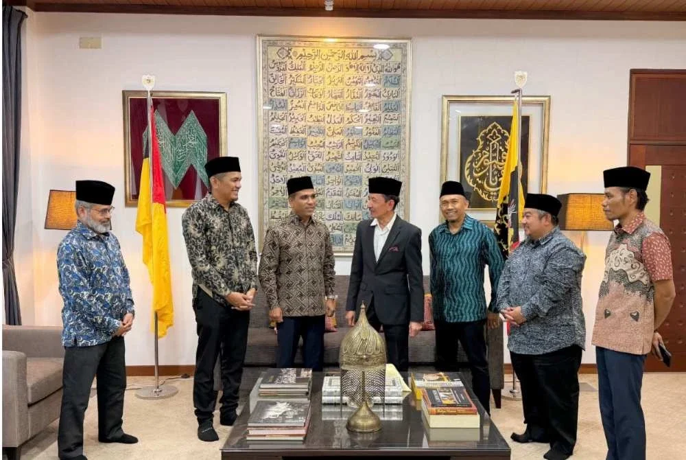 Tunku Syed Razman (tengah) bersama anak kelahiran Tampin yang mencipta nama di peringkat antarabangsa.