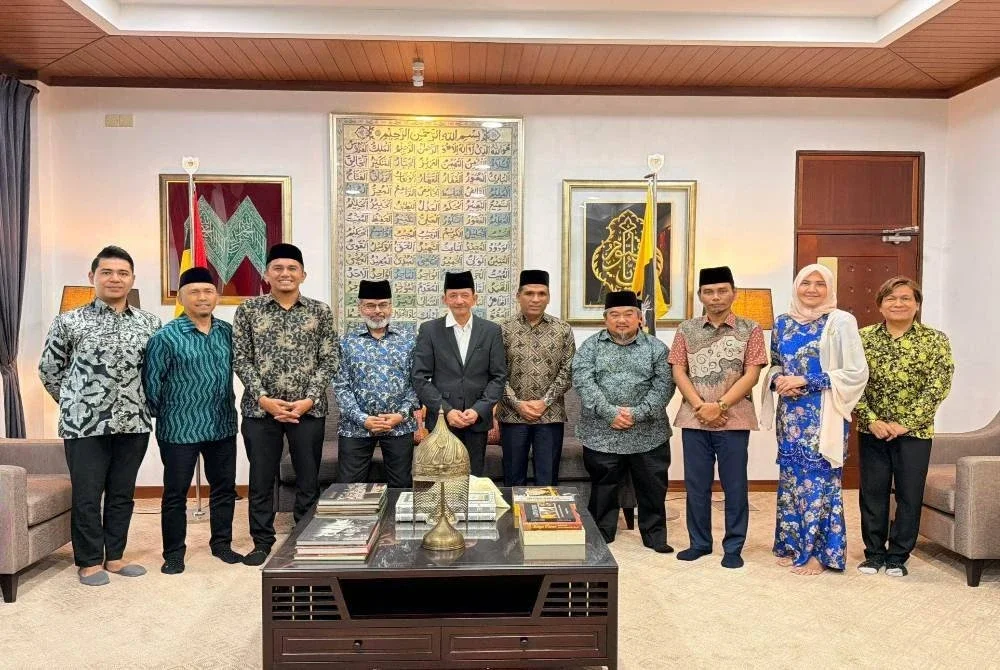 Tunku Syed Razman (tengah) bersama anak kelahiran Tampin yang mencipta nama di peringkat antarabangsa.