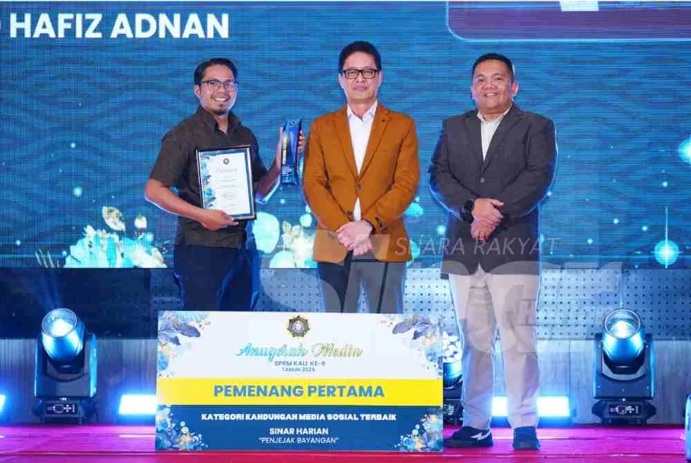 Muhammad Hafiz (kiri) menerima anugerah tempat pertama kategori Kandungan Media Sosial Terbaik. Foto MOHD HALIM ABDUL WAHID
