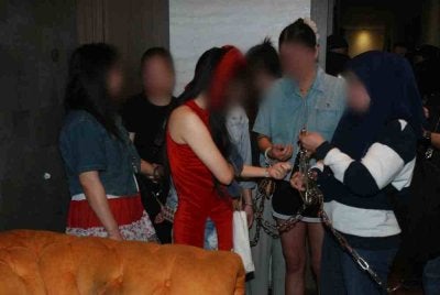 JIM Selangor menahan 11 wanita warga asing dalam serbuan di beberapa premis urut di sekitar Bukit Rimau, Shah Alam pada Khamis. 