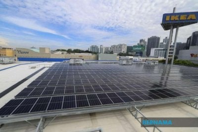 Kerajaan menggalakkan pemasangan sistem solar di atas bumbung, seterusnya mewujudkan nilai ekonomi kepada pengguna melalui pengurangan kos tenaga, bukannya aliran tunai langsung. Foto Bernama