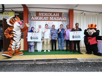 Timbalan Menteri Pendidikan, Wong Kah Woh (tiga kiri) ketika hadir pada majlis penyerahan inisiatif Sekolah Angkat MADANI (SAM) di Sekolah Kebangsaan FELDA Sungai Kemahal, berhampiran Triang, Bera, pada Khamis.