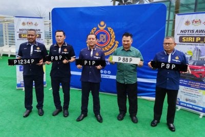 Aedy (tengah) menunjukkan nombor pendaftaran istimewa siri eksklusif P-P pada sidang akhbar pada Jumaat.
