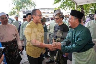 Ahmad Samsuri (tengah) ketika tiba di Rumah Terbuka Pas Terengganu di Dataran Shahbandar, Kuala Terengganu pada Khamis. 