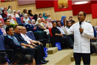 Zambry (kanan) semasa sesi townhall Program Kembara Karisma Pemimpin Muda Madani 2026 Zon Selatan (Melaka) di UiTM Kampus Jasin. Foto Bernama