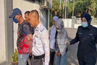 Nur Adila Najwa (dua dari kanan) diiringi anggota polis selepas dihadapkan ke Mahkamah Majistret Jasin, pada Jumaat. 