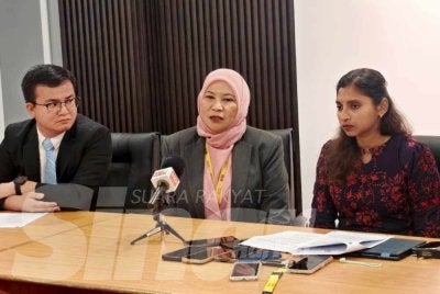 Salina (tengah) bersama Thulsi dan Steven ketika sidang media di Bilik Sidang Media DUN Perak pada Jumaat.