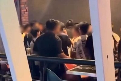 Video rakaman pergaduhan turut tular di media sosial.