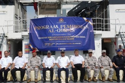 Saifuddin (tengah) ketika Program Pemurnian Al-Quran Kementerian Dalam Negeri di perairan sekitar Pelabuhan Klang pada Jumaat.