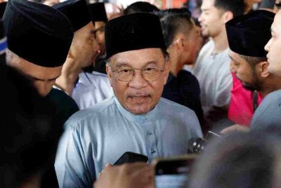 Anwar bercakap kepada pemberita selepas menunaikan solat Jumaat di Surau Bomba Cyberjaya hari ini. Foto Bernama