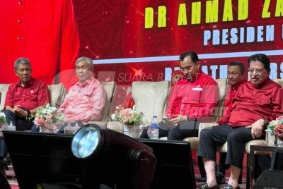 Ahmad Zahid (dua dari kiri) hadir mempengerusikan Mesyuarat Berkelompok Cawangan UMNO seluruh Melaka di MITC, Ayer Keroh pada Jumaat.
