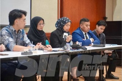Nur Fauzia (dua dari kiri) bersama peguamnya hadir di sidang akhbar berkaitan isu berkenaan pada Jumaat.