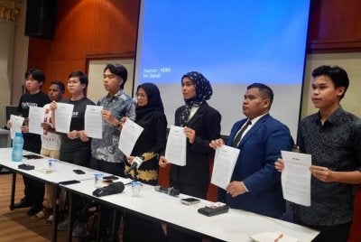 Siti Nur Sabrina (tiga dari kanan) ketika sidang akhbar di Kuala Lumpur pada Jumaat.
Foto: FB Aimee & Zaim Arif
