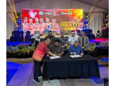 Presiden Pahlawan Championship, Muhammad Faizol Mohd Mokhtar (duduk, kiri) Memorandum Persefahaman (MoU) bersama Persatuan Muaythai Negeri Sarawak (PMNS) yang diwakili presidennya, Jumaat Ibrahim (duduk, kanan) pada Khamis.