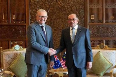 Anwar (kanan) ketika pertemuan dengan rakan sejawatnya dari Australia, Anthony Albanese di Putrajaya pada Khamis. Foto Bernama

