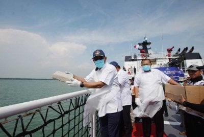 Saifuddin Nasution (kiri) ketika Program Pemurnian Al-Quran KDN di perairan berhampiran Pelabuhan Klang pada Jumaat.