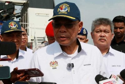 Saifuddin (tengah) ketika sidang akhbar Program Pemurnian Al-Quran KDN di perairan berhampiran Pelabuhan Klang pada Jumaat.