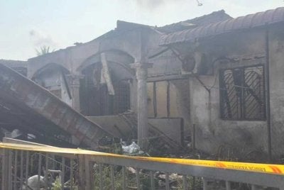Keadaan rumah yang didiami Sarina bersama anak, ibu dan adik musnah dalam kebakaran awal pagi Jumaat. Foto ihsan Sarina