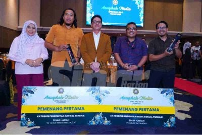Azam (tengah) bersama Zamri (dua dari kanan) dan pemenang Anugerah Media SPRM 2026, Muhammad Hafiz (kanan) dan Muhammad Afham (dua dari kiri) pada Majlis Anugerah Media SPRM Kali ke-6 di Kuala Lumpur pada Jumaat. Foto MOHD HALIM ABDUL WAHID