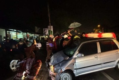 Noor Azirah yang menaiki van tersebut disahkan meninggal dunia di lokasi kejadian oleh petugas KKM. Foto: JBPM
